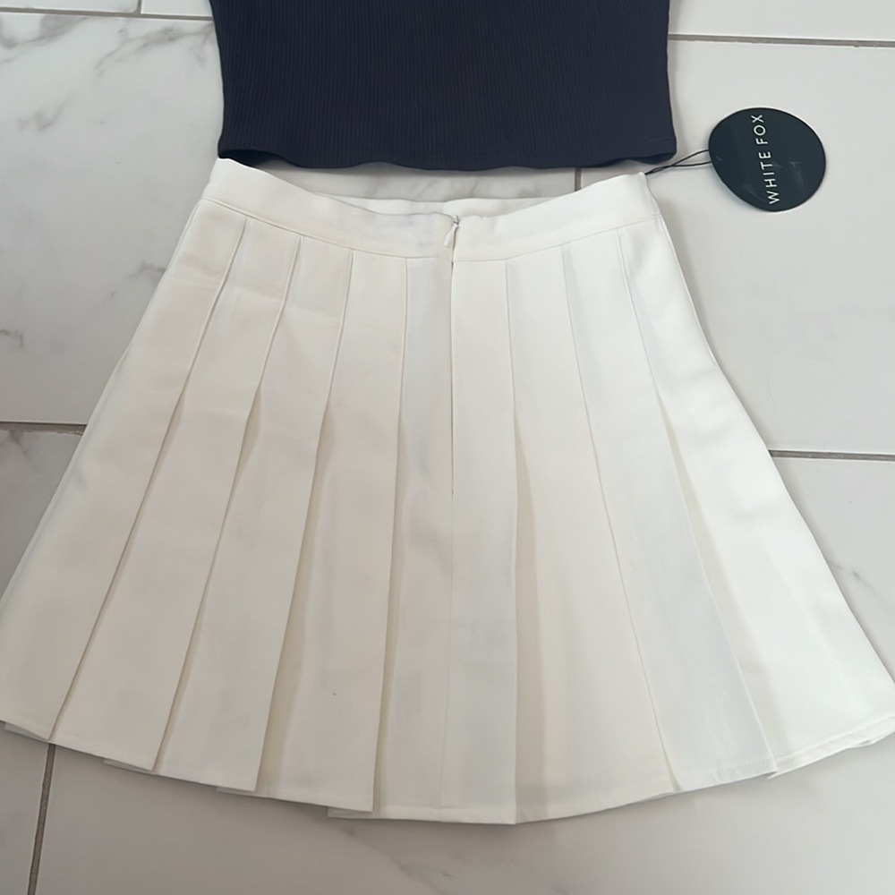 White fox boutique white pleated skort and cropped top - Picture 3 of 5